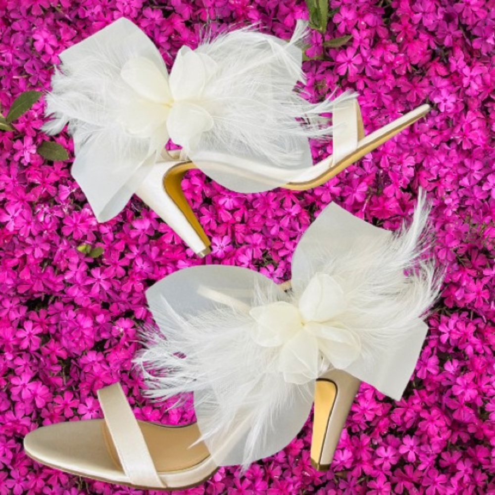 Nina Women’s Sheryl Almond Toe Dress Sandals 9.5 M Ivory Crystal Satin/Feather